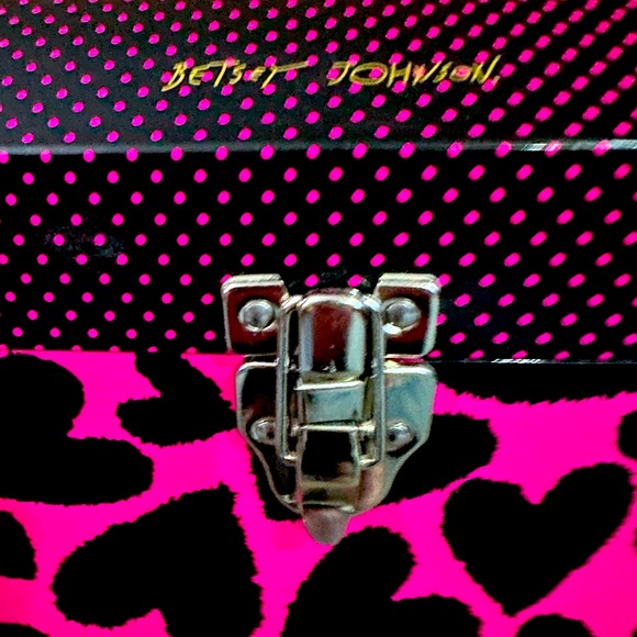 π₯π₯ RARE Betsey Johnson Hot Pink Polka Dots and Black Hearts Trunk - Picture 3 of 9